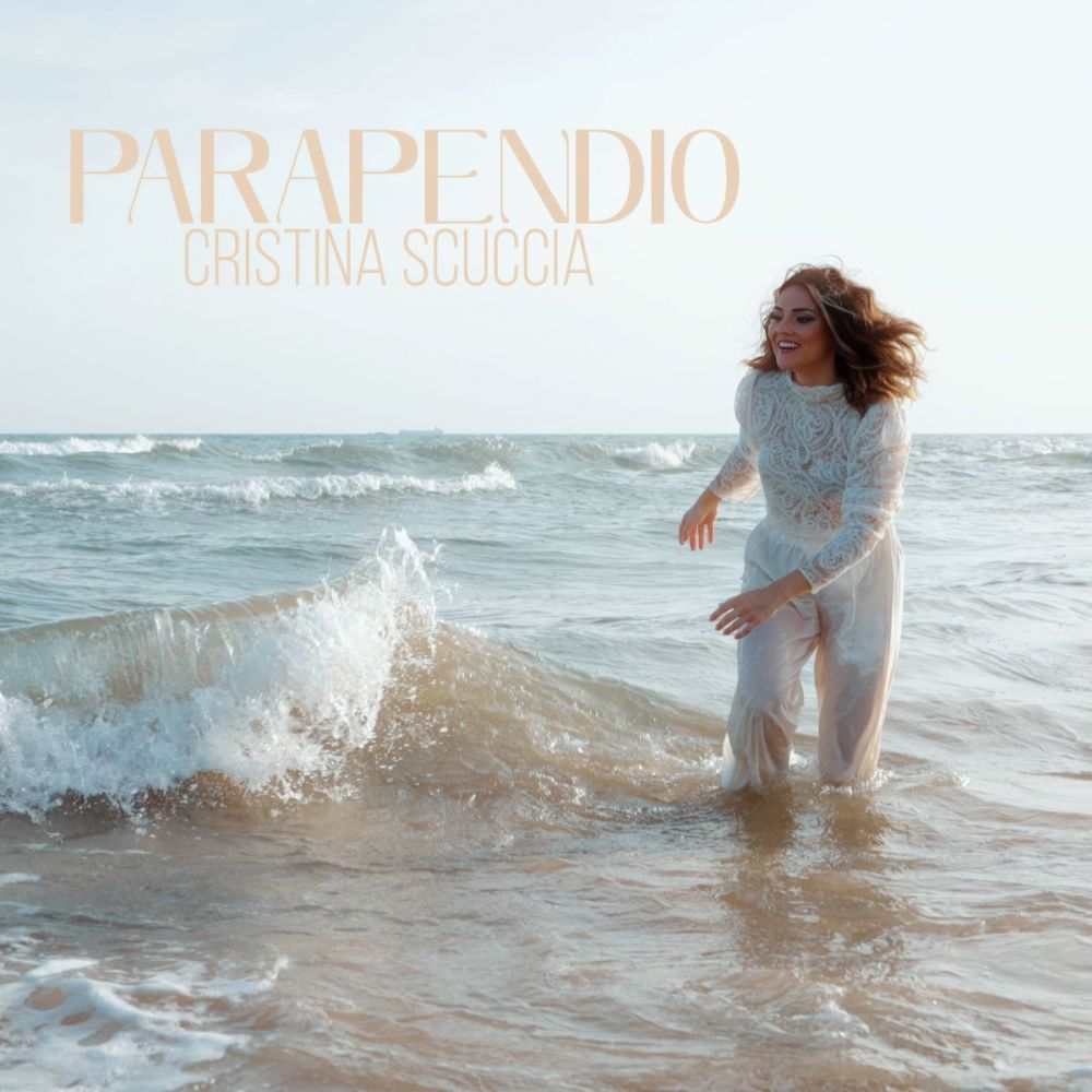 CRISTINA SCUCCIA VOLA IN “PARAPENDIO”